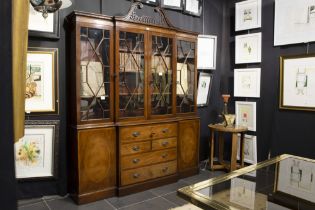 'antique' Englsih neoclassical breakfront library bookcase in mahogany with a bureau || 'Antiek'