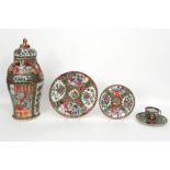 five pieces of 19th Cent. Chinese porcelain with a Cantonese decor || Lot (5) negentiende eeuws