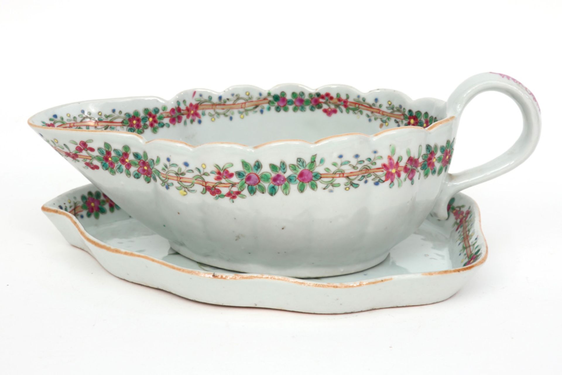 18th Cent. Chinese set of sauce boat and its tray in porcelain with a floral 'Famille Rose' decor || - Image 4 of 4