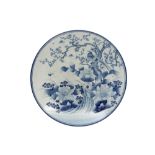 19th Cent. Japanese dish in porcelain with a blue-white decor || Negentiende eeuwse vrij grote