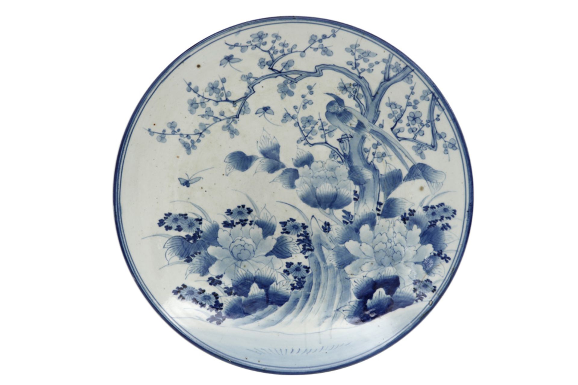 19th Cent. Japanese dish in porcelain with a blue-white decor || Negentiende eeuwse vrij grote