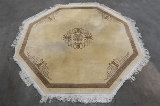 round handknotted Chinese rug || Octagonaal handgeknoopt Chinees tapijt met een design zonder