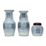 antique Chinese garniture in porcelain with blue-white decor : a pair of vases and a jar || Antiek