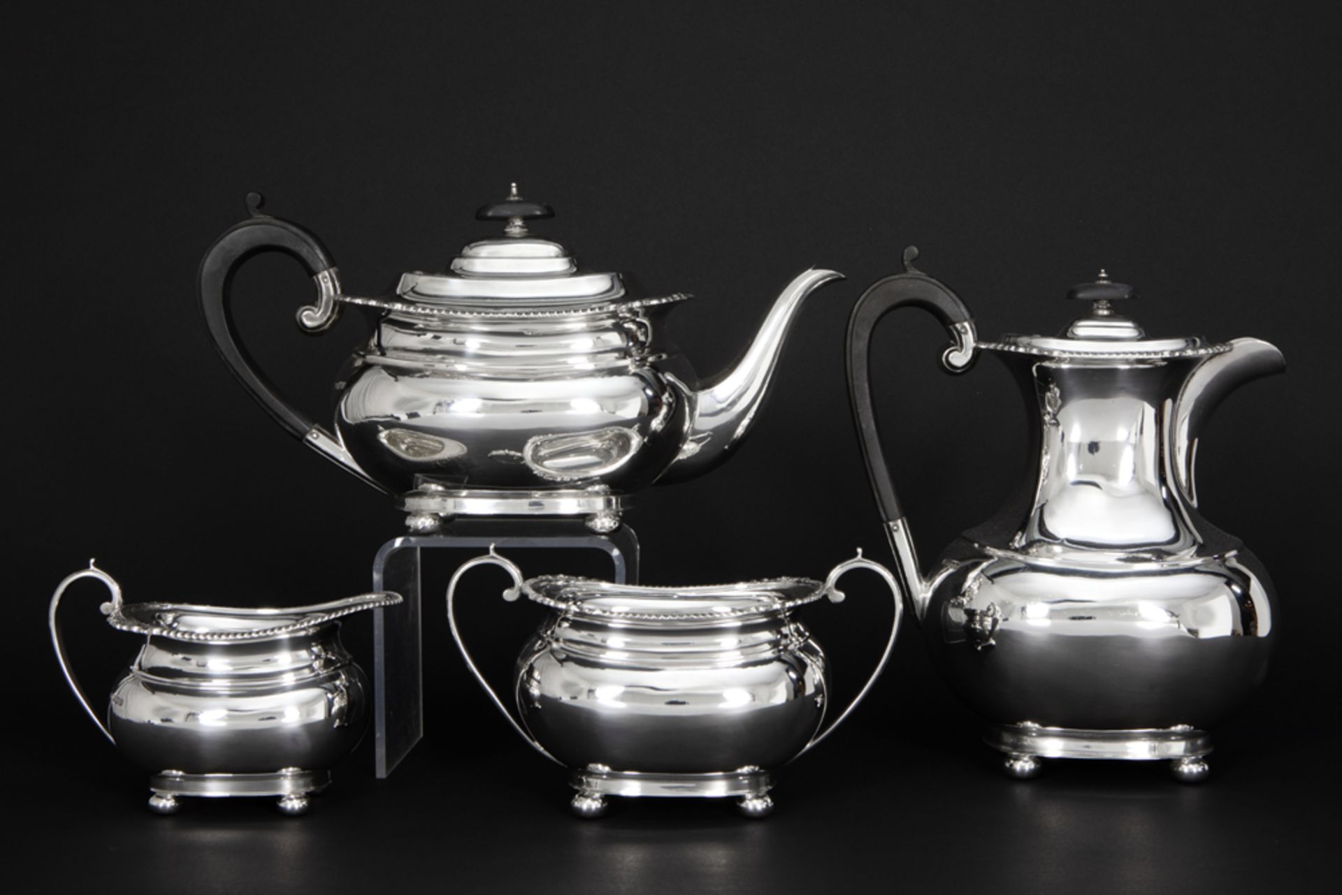 English 4pc coffee and teaset in Harrison Brothers & Howson signed and marked silver || HARRISON - Image 2 of 3