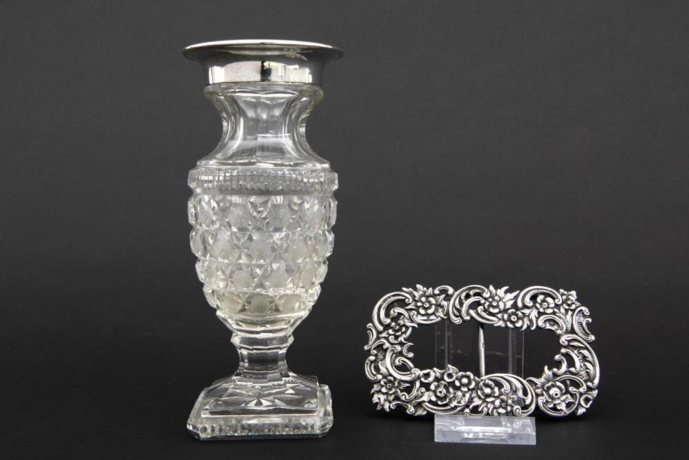 small vase in crystal and silver & a silver belt buckle || Lot van een vaasje in kristal en zilver