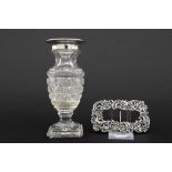 small vase in crystal and silver & a silver belt buckle || Lot van een vaasje in kristal en zilver