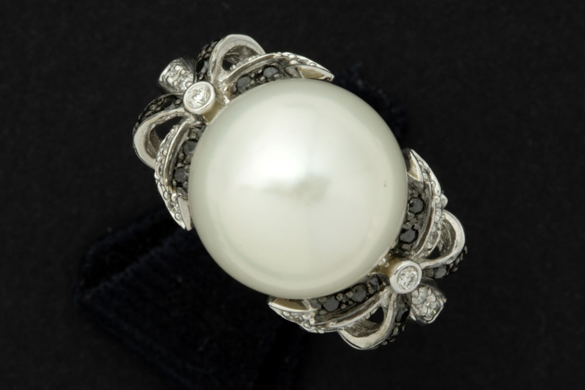 ring in white gold (18 carat) with a quite big South Sea pearl and more than 0,30 carat of black and