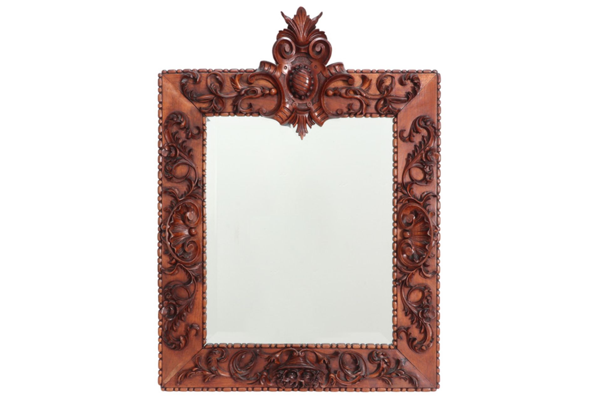 antique frame in sculpted walnut with a mirror || Antieke kader in gesculpteerde notelaar met