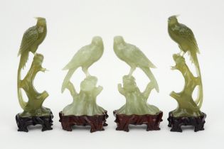 two pairs of Chinese Bird sculptures in jade || Lot van twee paar Chinese vogelsculpturen in