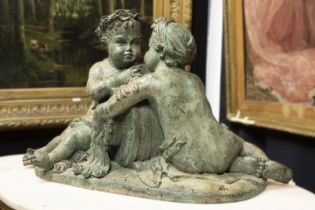 neoclassical gardensculpture with two Cupids in bronze with a nice patina || Neoclassicistische