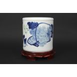 quite big Chinese brush pot in marked porcelain with a blue-white decor with ducks - with its box ||