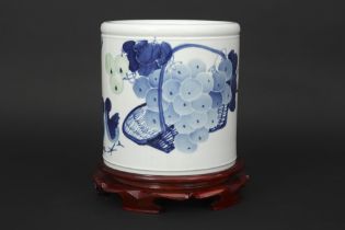 quite big Chinese brush pot in marked porcelain with a blue-white decor with ducks - with its box ||