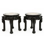 pair of Chinese rosewood pedestals with marble top || Paar Chinese piédestalles (hokkers) met
