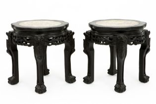 pair of Chinese rosewood pedestals with marble top || Paar Chinese piédestalles (hokkers) met