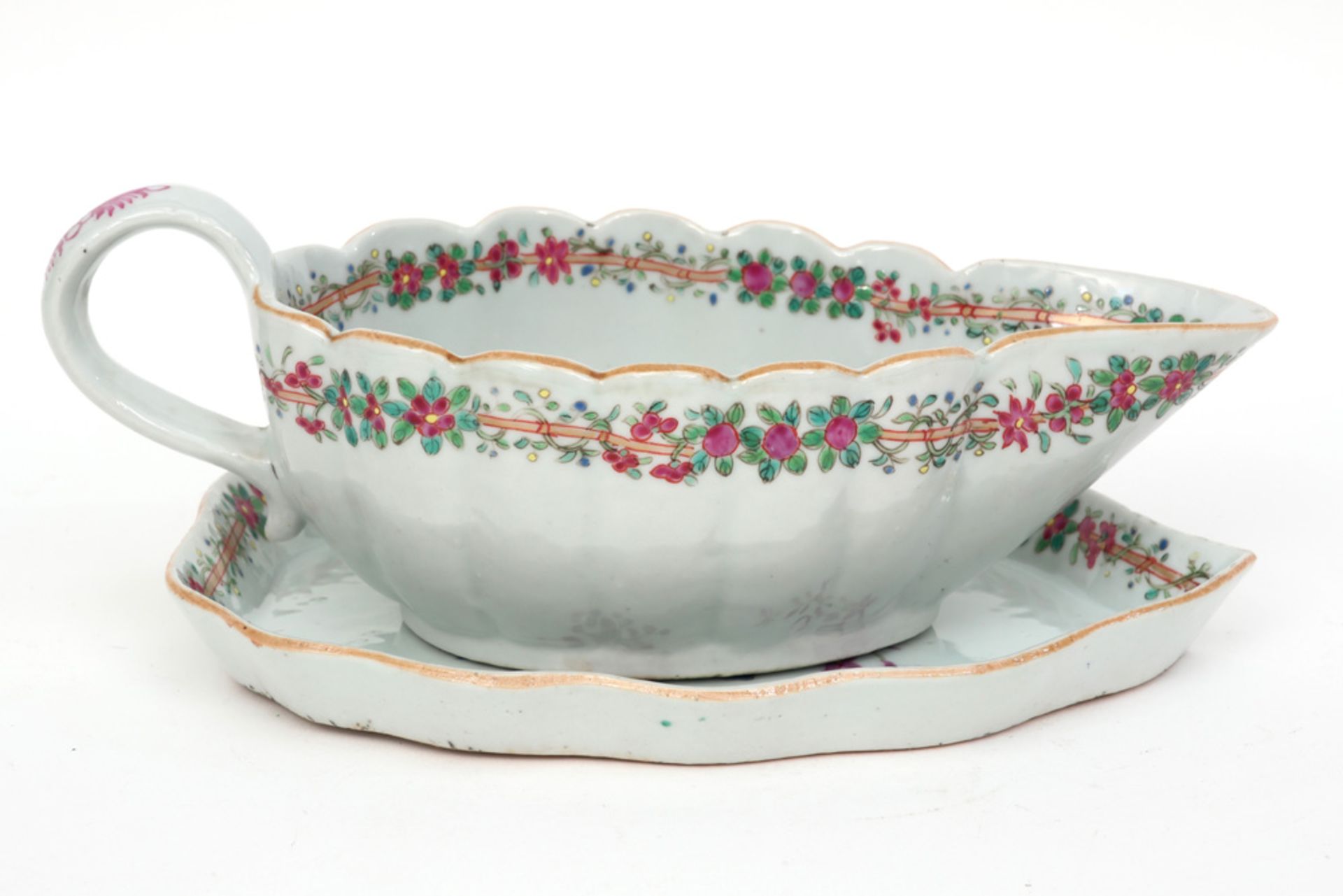 18th Cent. Chinese set of sauce boat and its tray in porcelain with a floral 'Famille Rose' decor ||