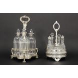 cruetset and a set of three decanters in crystal and silverplated metal || Lot van twee tafelstellen