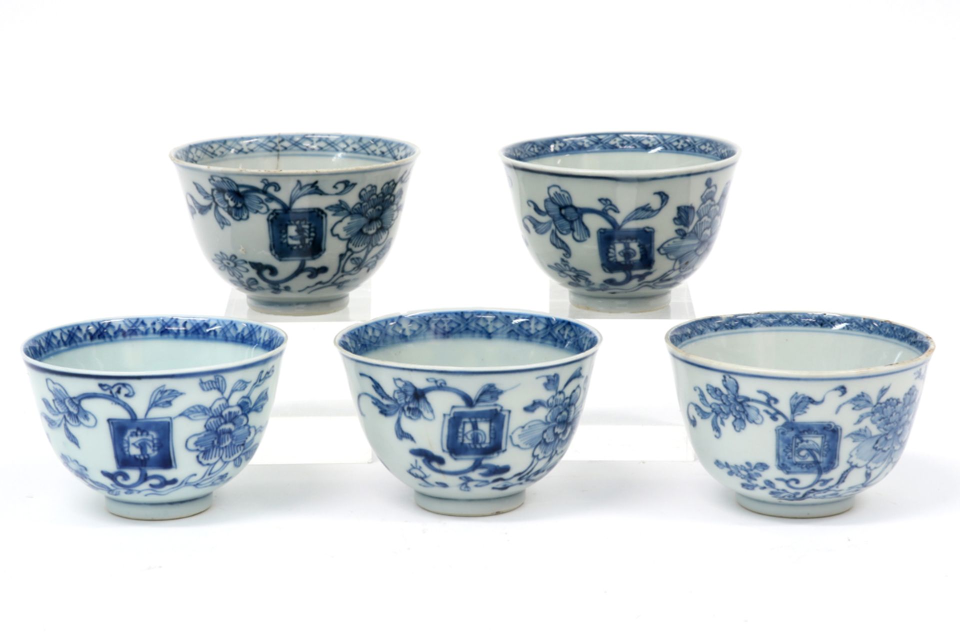 series of five 18th Cent. Chinese tea cups in porcelain with a floral blue-white decor || Reeks