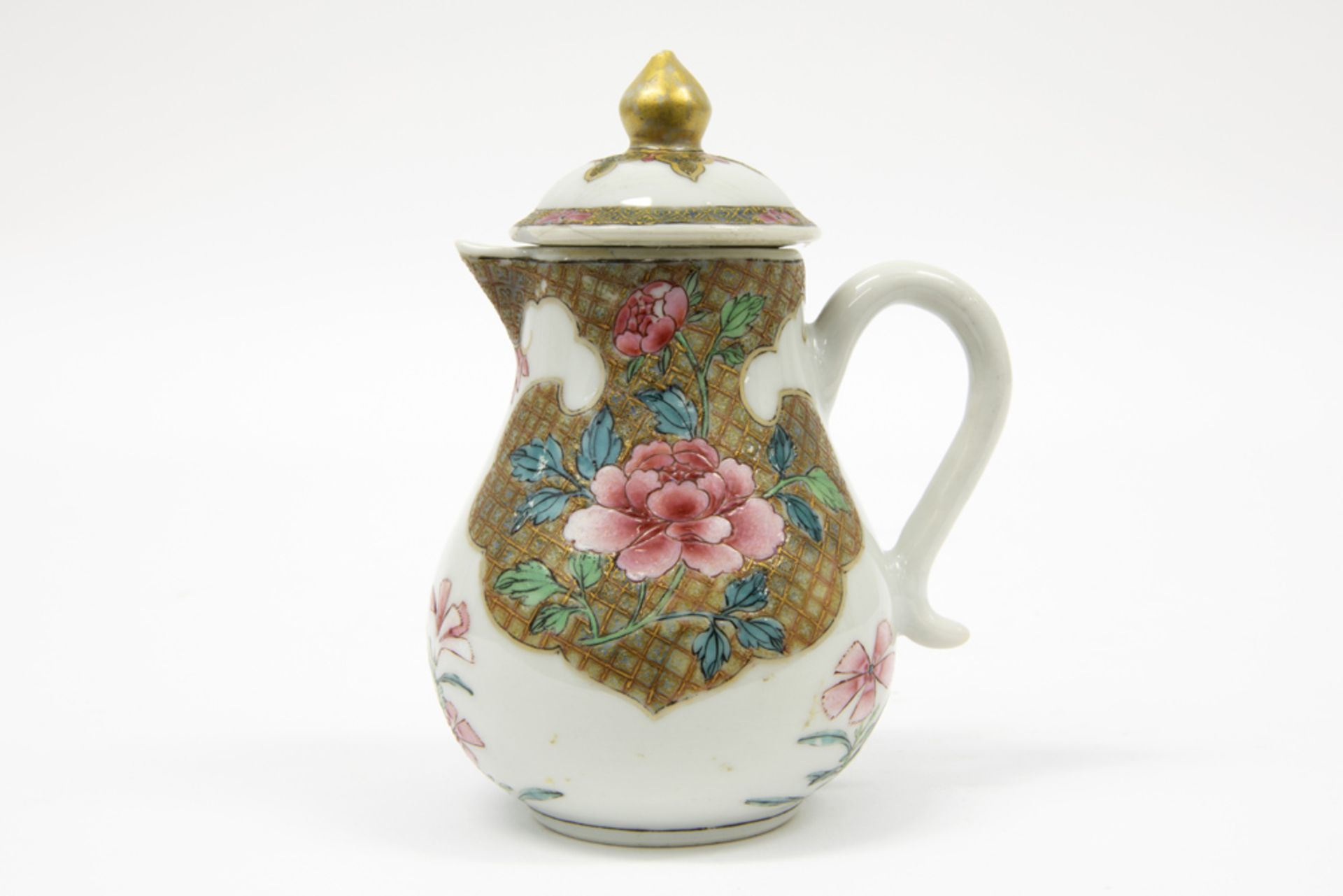 18th Cent. Chinese lidded jug in porcelain with a nice floral 'Famille Rose' decor || Achttiende - Bild 2 aus 5