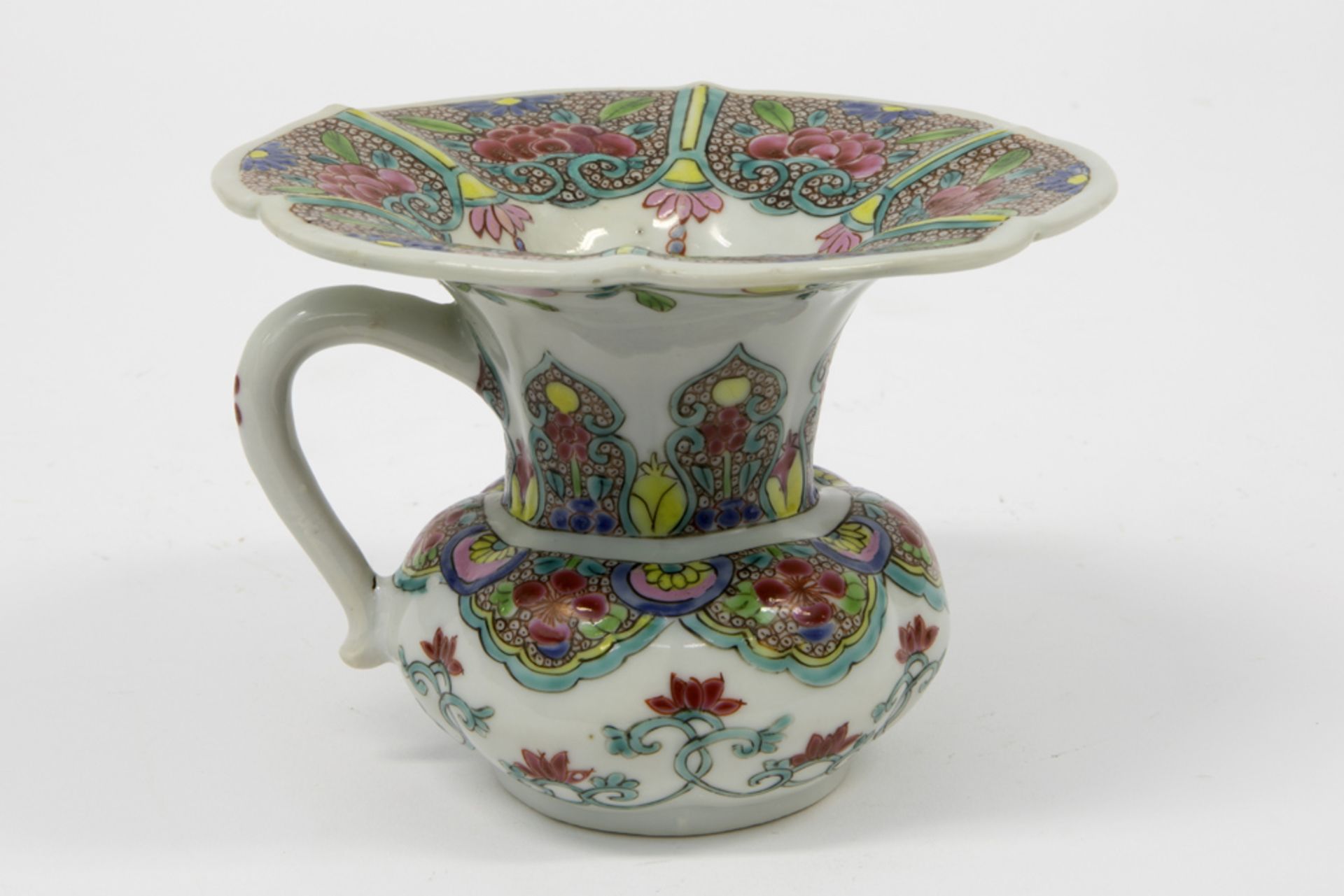 beautiful 18th Cent. Chinese spittoon in porcelain with a very nice floral 'Famille Rose' decor || - Bild 2 aus 6