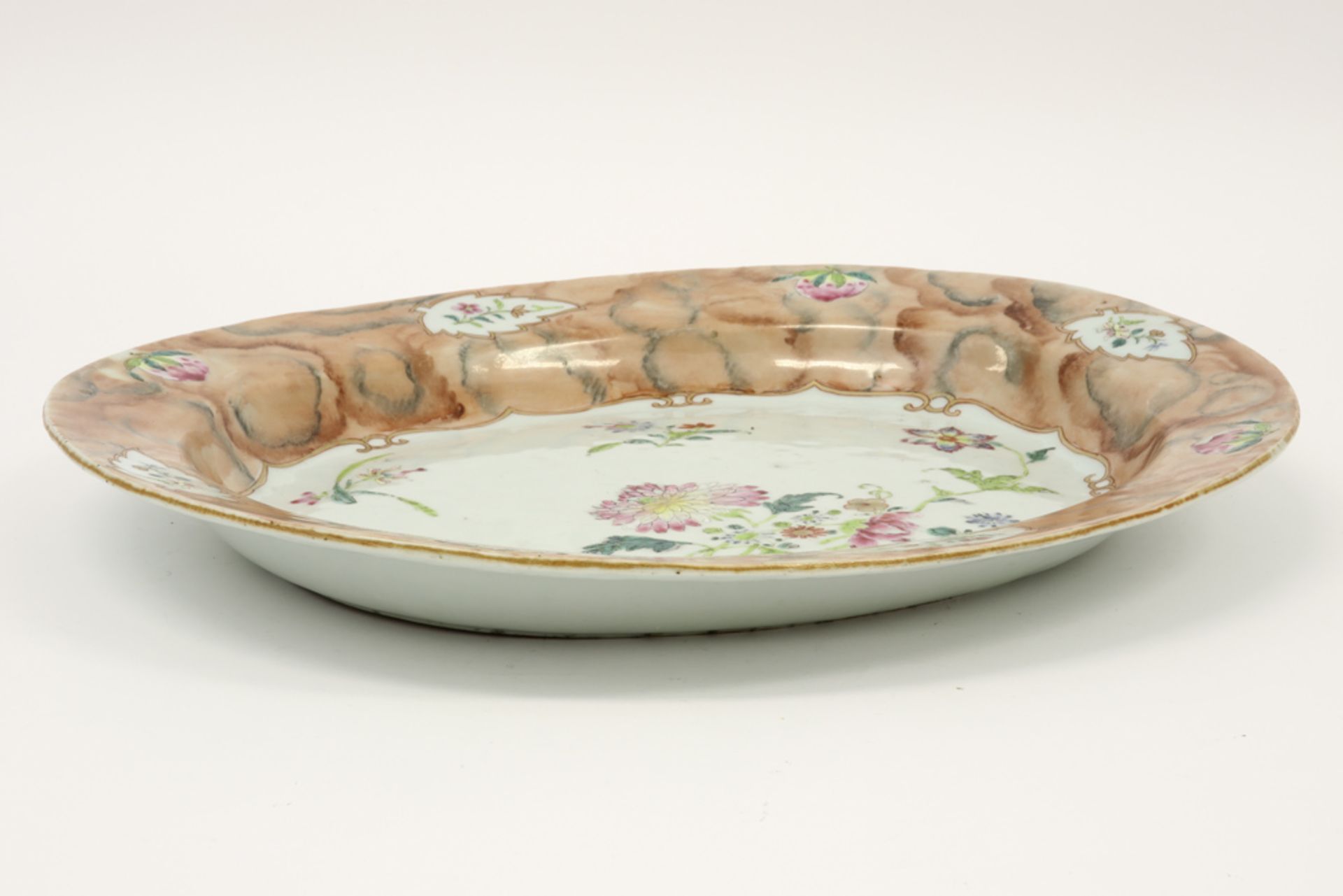 quite rare oval 18th Cent. Chinese "faux marbre" dish in porcelain with a 'Famille Rose' flower - Image 3 of 3