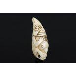 1950' shamanistic 'Haida' raven charm in cetacean bone || NOORD-WESTELIJK CANADA - HAIDA-CULTUUR -