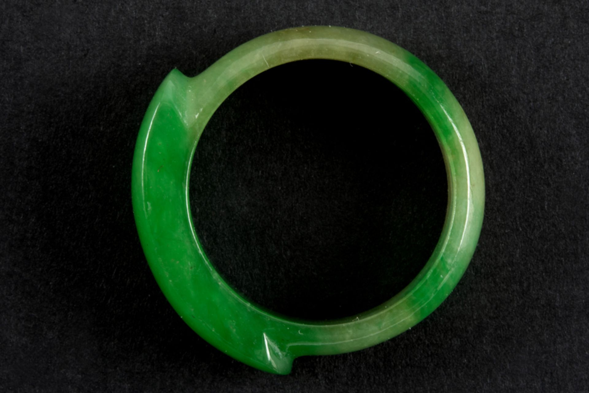 presumably Chinese ring with a sober design in jade with spinach color || Waarschijnlijk Chinese - Bild 2 aus 2