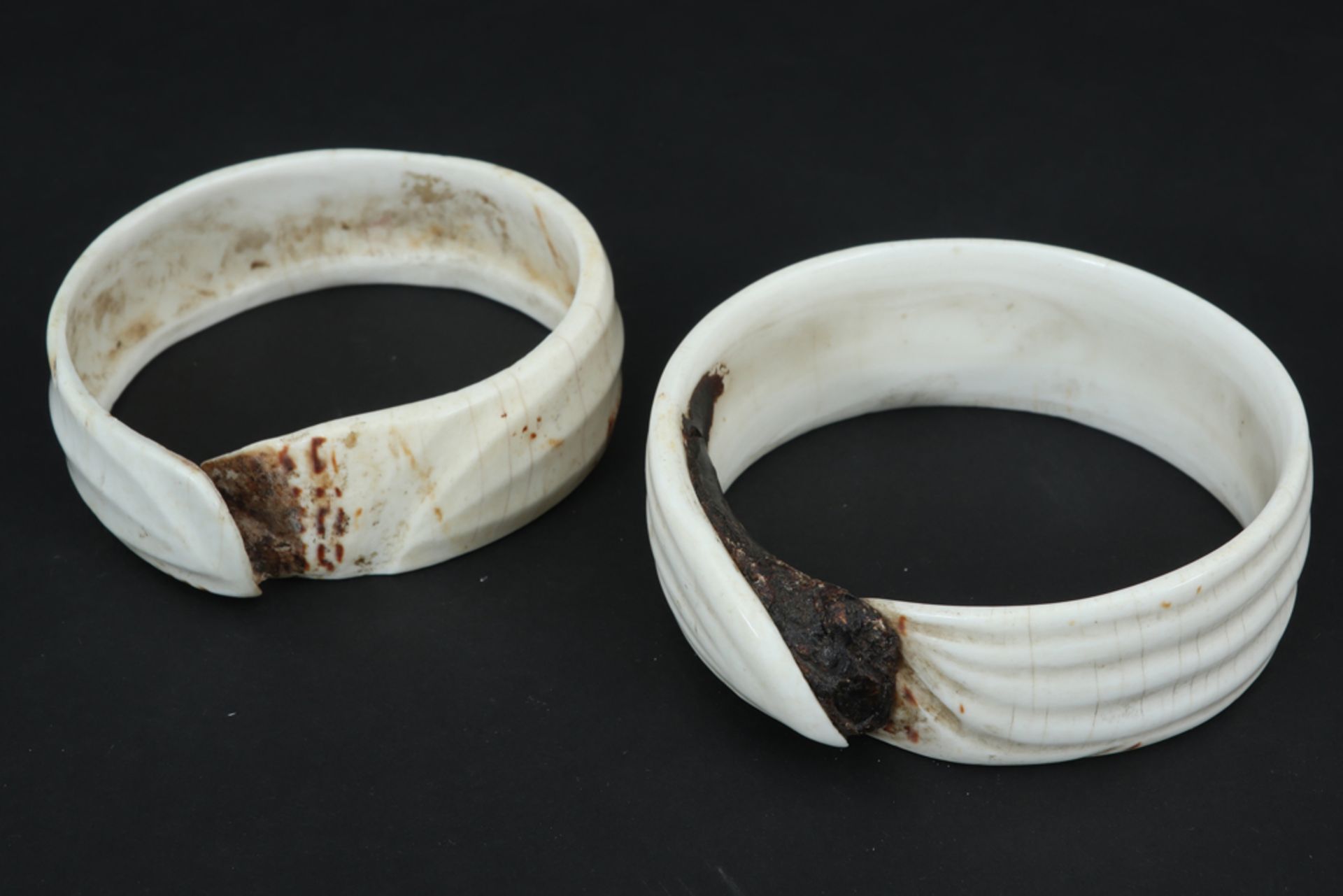 pair of Indonesian Borneo bangles in shell (with vegetal resin) || INDONESIË - BORNEO paar armbanden - Image 2 of 4
