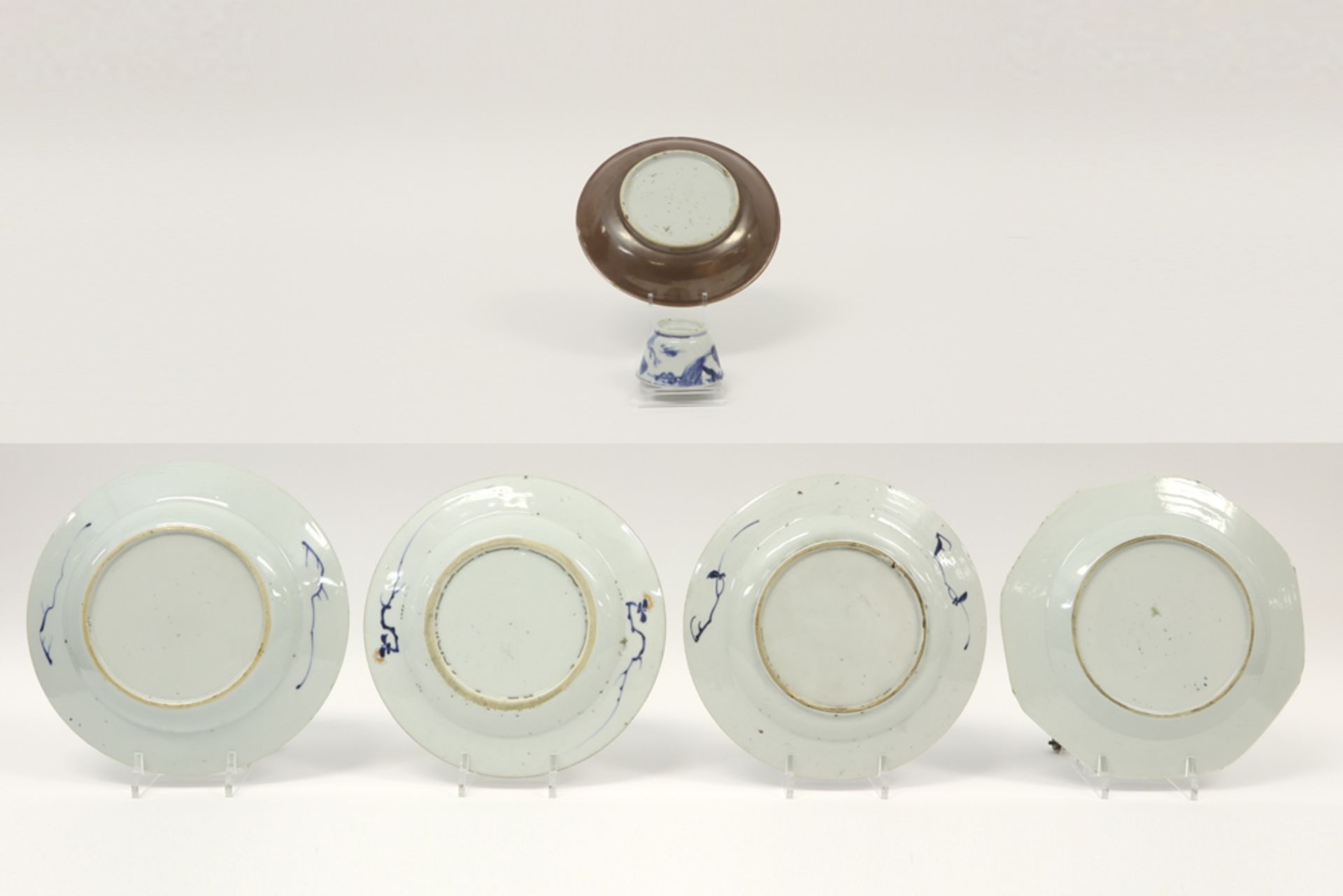 four 18th Cent. Chinese plates, a cup and saucer in porcelain with floral blue-white decor || Lot - Image 2 of 2