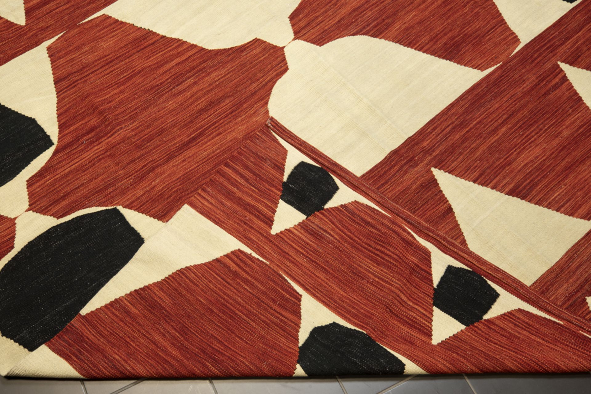 oriental kilim || Oosterse kelim met een vlakkenspel in rood, beige en zwart - 370 x 262 cm - Image 2 of 2
