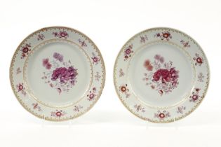 pair of 18th Cent. Chinese plates in porcelain with Famille Rose decor with flowers || Paar