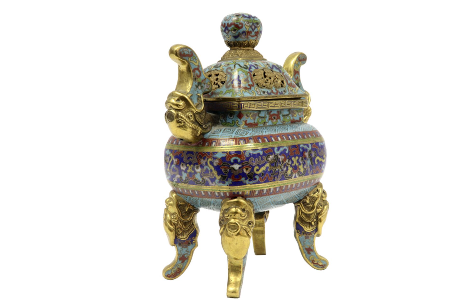 Chinese Qing style incense burner in polychrome cloisonné || Chinese gedekselde wierookbrander in - Image 2 of 7