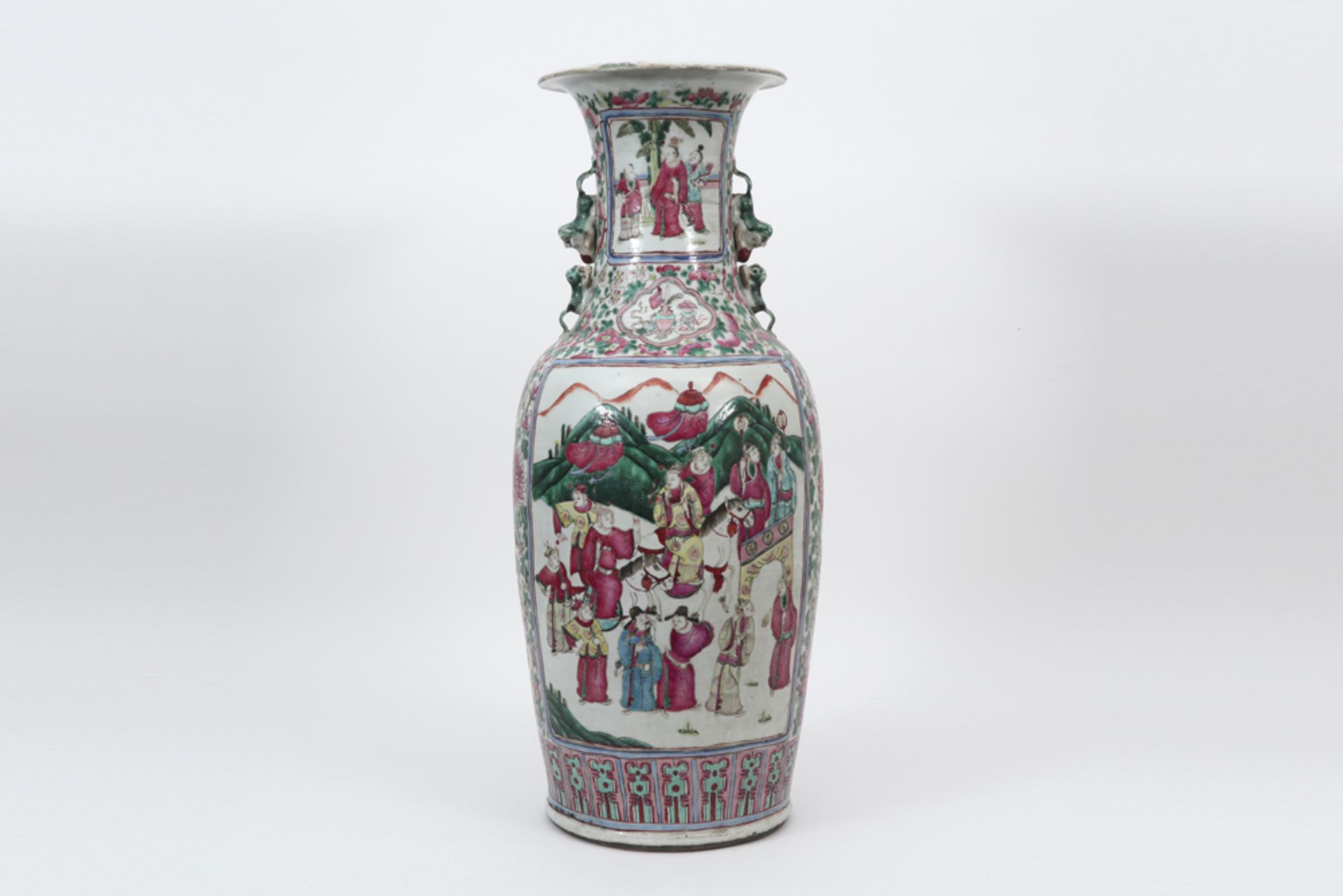 Chinese vase in porcelain with a 'Famille Rose' decor with flowers, birds and figures || Chinese - Bild 3 aus 5