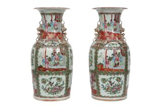 pair of 19th Cent. Chinese vases in porcelain with a Cantonese decor || Paar negentiende eeuwse