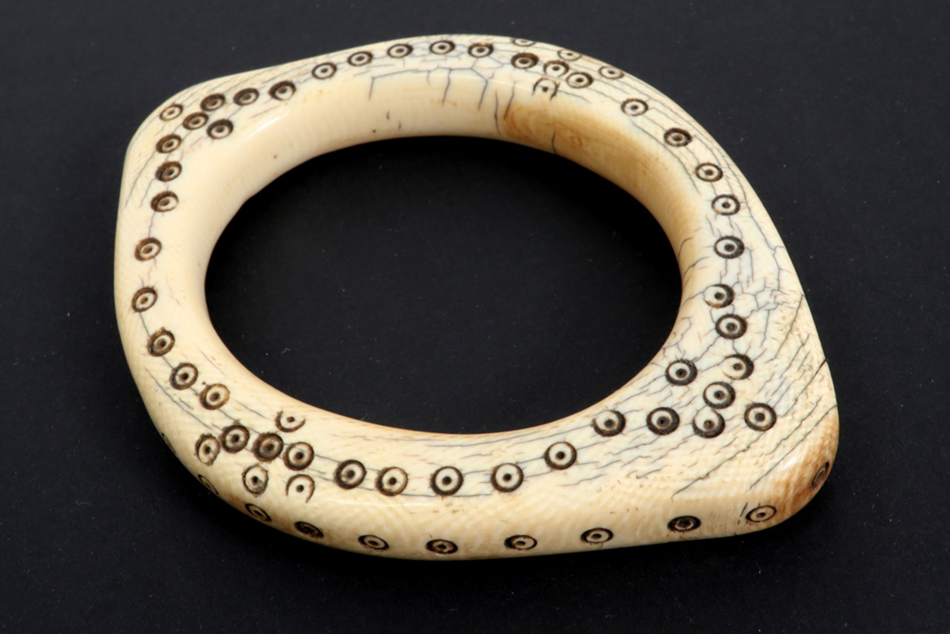 rare African Congolese 'Lega' bracelet in bone with nice patina and with a typical eye shape || - Bild 2 aus 3
