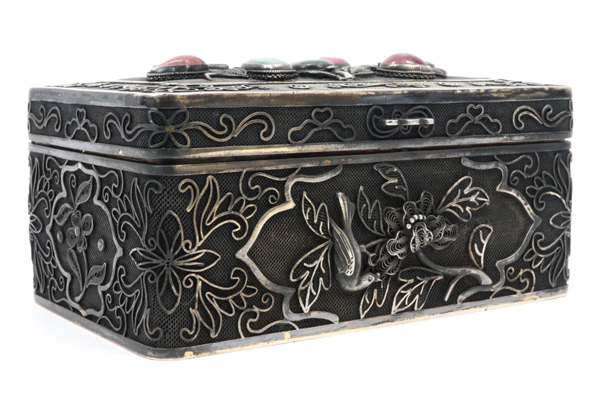 antique Far East (presumably Chinese) lidded box in silver (with a later mark) adorned with - Bild 2 aus 4