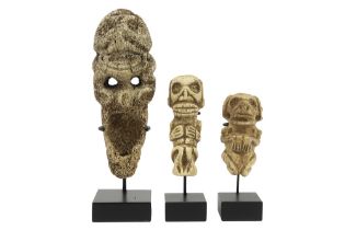 three small Caribbean Taino Culture bone sculptures with typical stylised design || CARAÏBISCHE