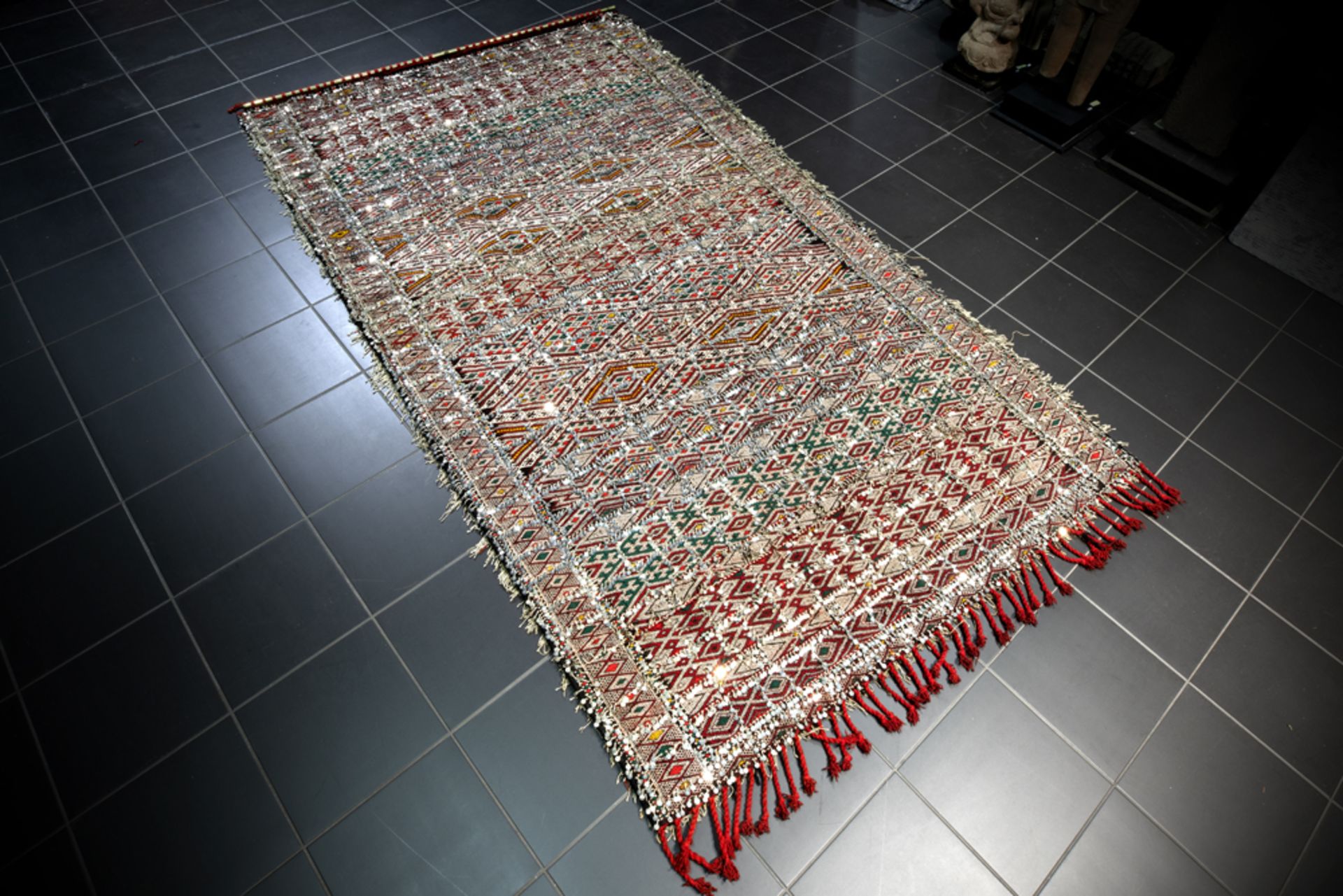 Berber bridal kilim rug in wool on wool with inlaid fabrics and sewn-on sequins || Origineel - Image 2 of 4