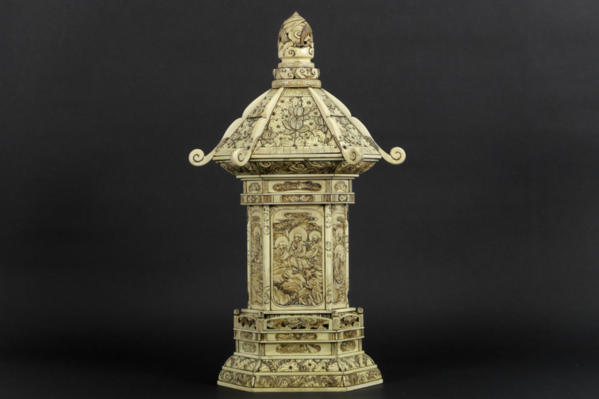 antique quite big Chinese house altar in carved ivory with a shrine with two doors hiding Boeddha - Bild 5 aus 6