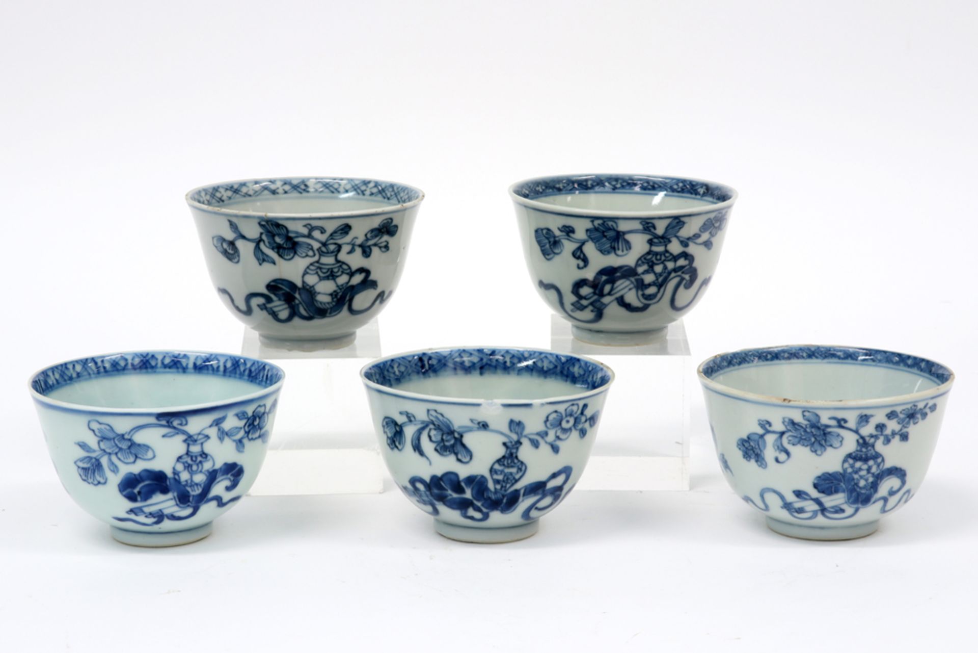 series of five 18th Cent. Chinese tea cups in porcelain with a floral blue-white decor || Reeks - Image 2 of 3