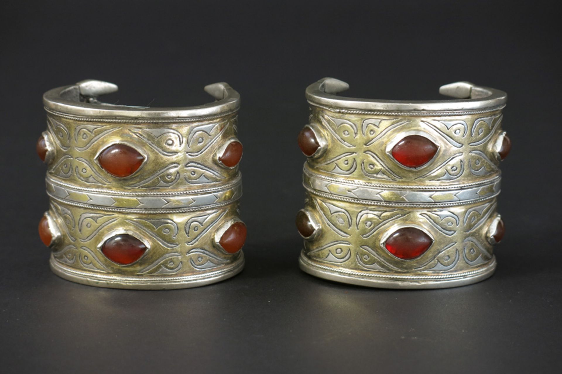 pair of antique Turkmen silver bracelets with carnelians || Paar antieke Turkmeense armbanden in - Bild 3 aus 3