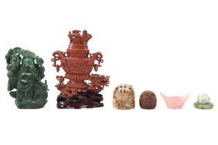 seven Chinese sculptures amongst which a lidded vase presumably in jasper || Lot van zeven Chinese