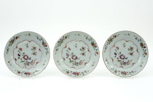 series of three 18th Cent. Chinese plates in porcelain with a floral 'Famille Rose' decor || Serie