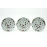 series of three 18th Cent. Chinese plates in porcelain with a floral 'Famille Rose' decor || Serie