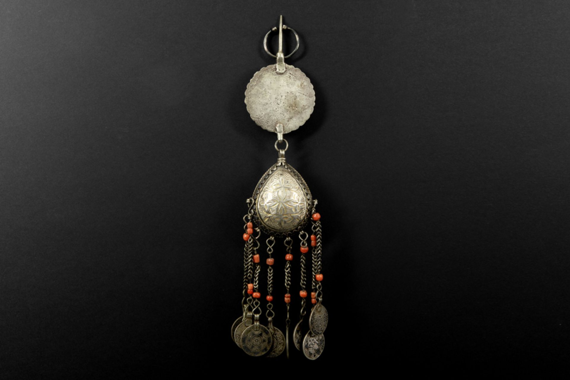 'antique' Tuareg necklace with floches with coins and with coral beads || 'Antiek' Toeareg-juweel - Bild 2 aus 2