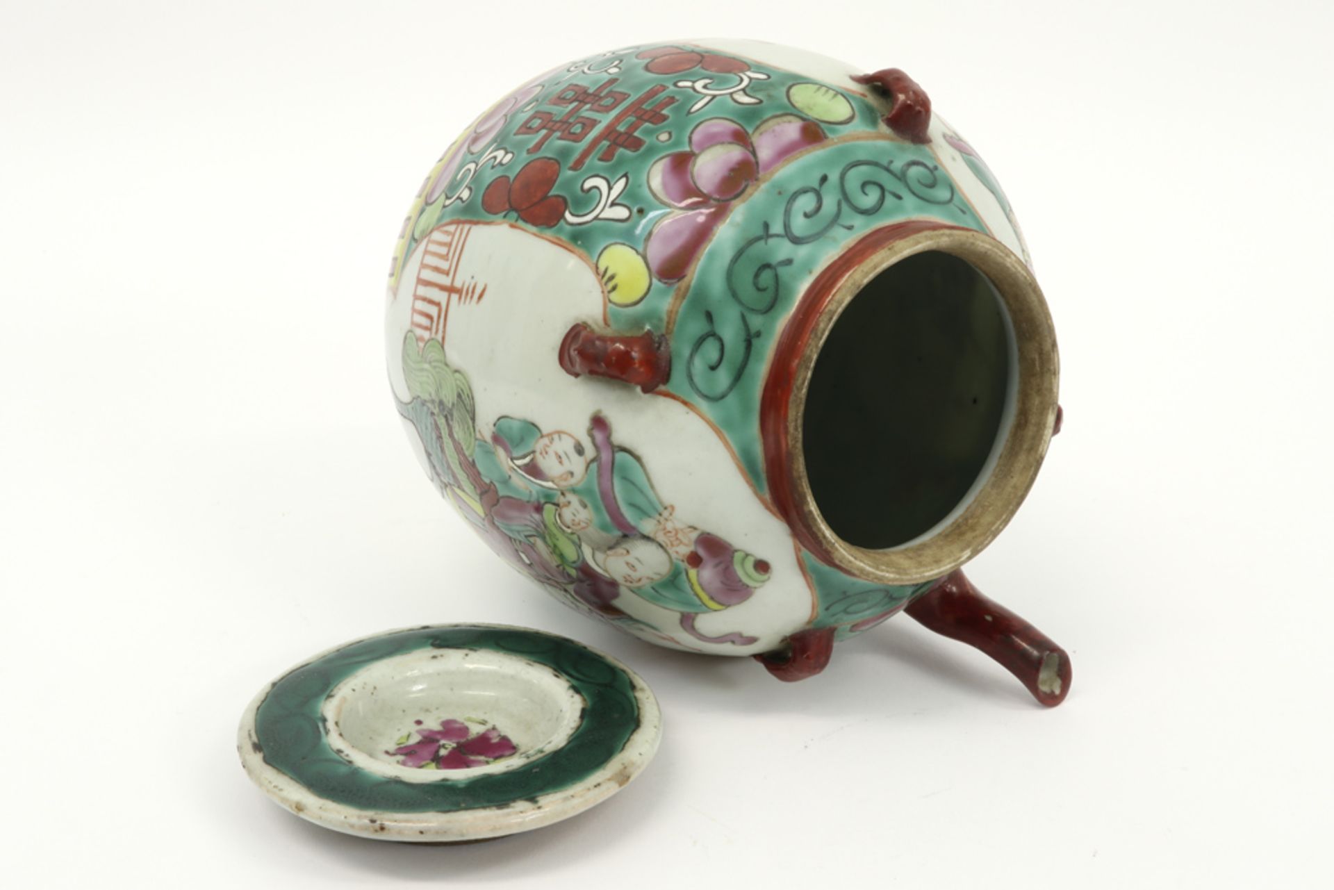 antique Chinese teapot in porcelain with a polychrome decor with figures || Antieke Chinese - Image 5 of 6