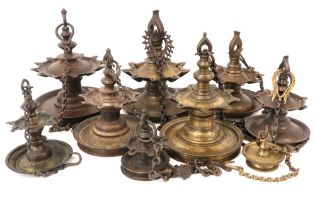 collection of nine South Indian/Kerala hanging "Thookkuvilakku" oillamps || INDIA / KERALA - 18°/19°