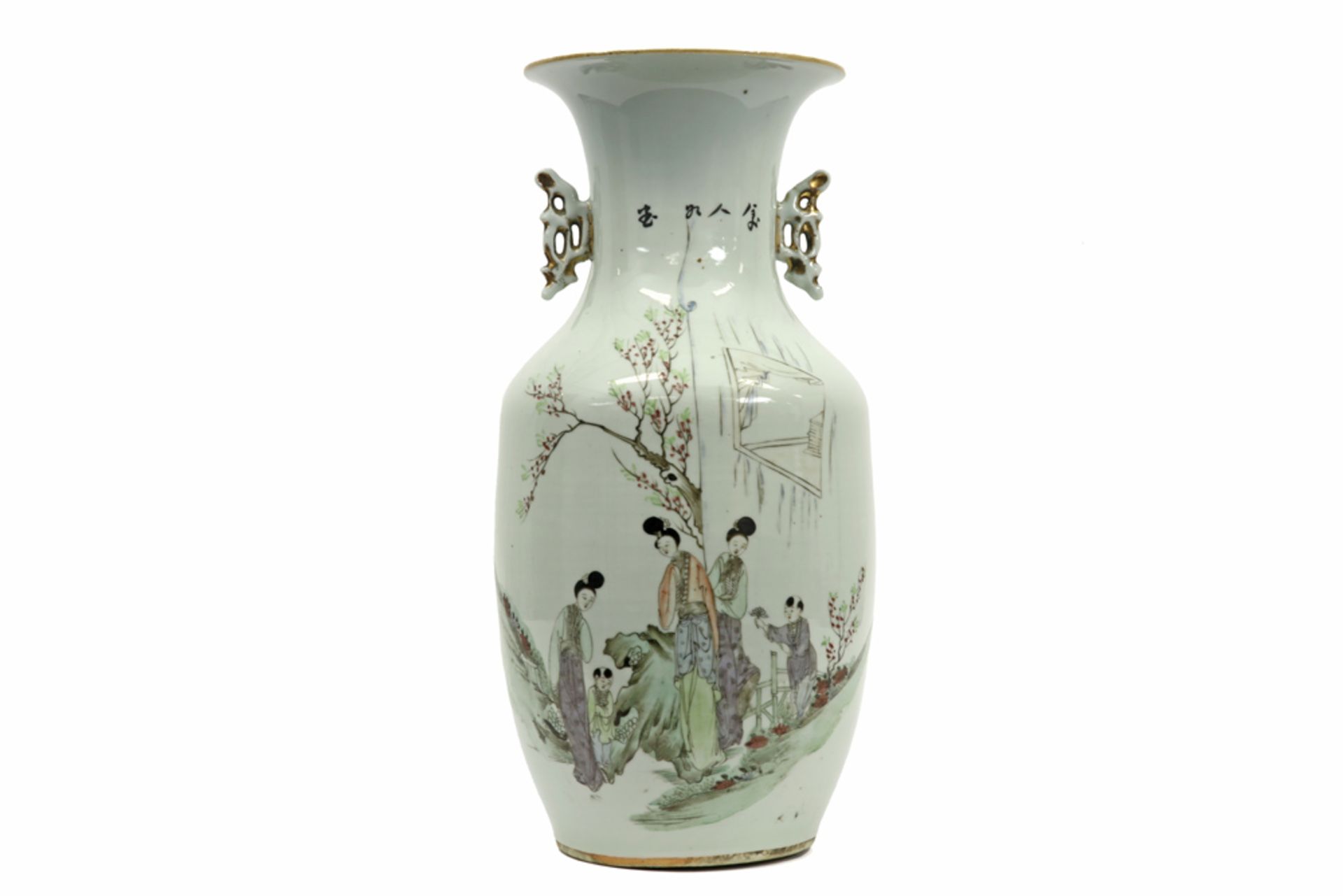 Chinese Republic period vase in porcelain with a polychrome decor with women and children || Chinese