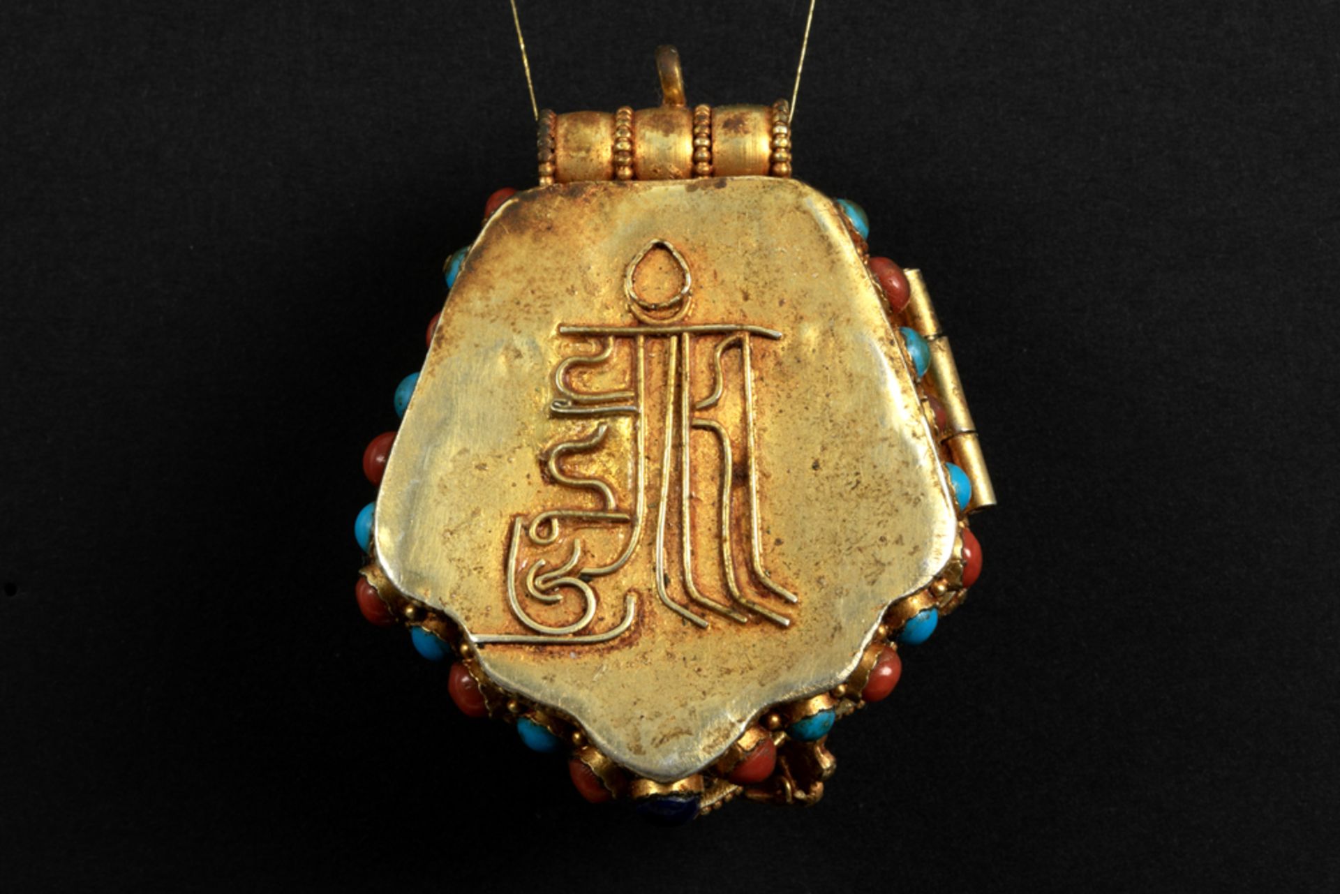 Tibeto Nepalese ghau in yellow gold on silver with turquoise, lapis lazuli, coral, ruby and - Bild 3 aus 3
