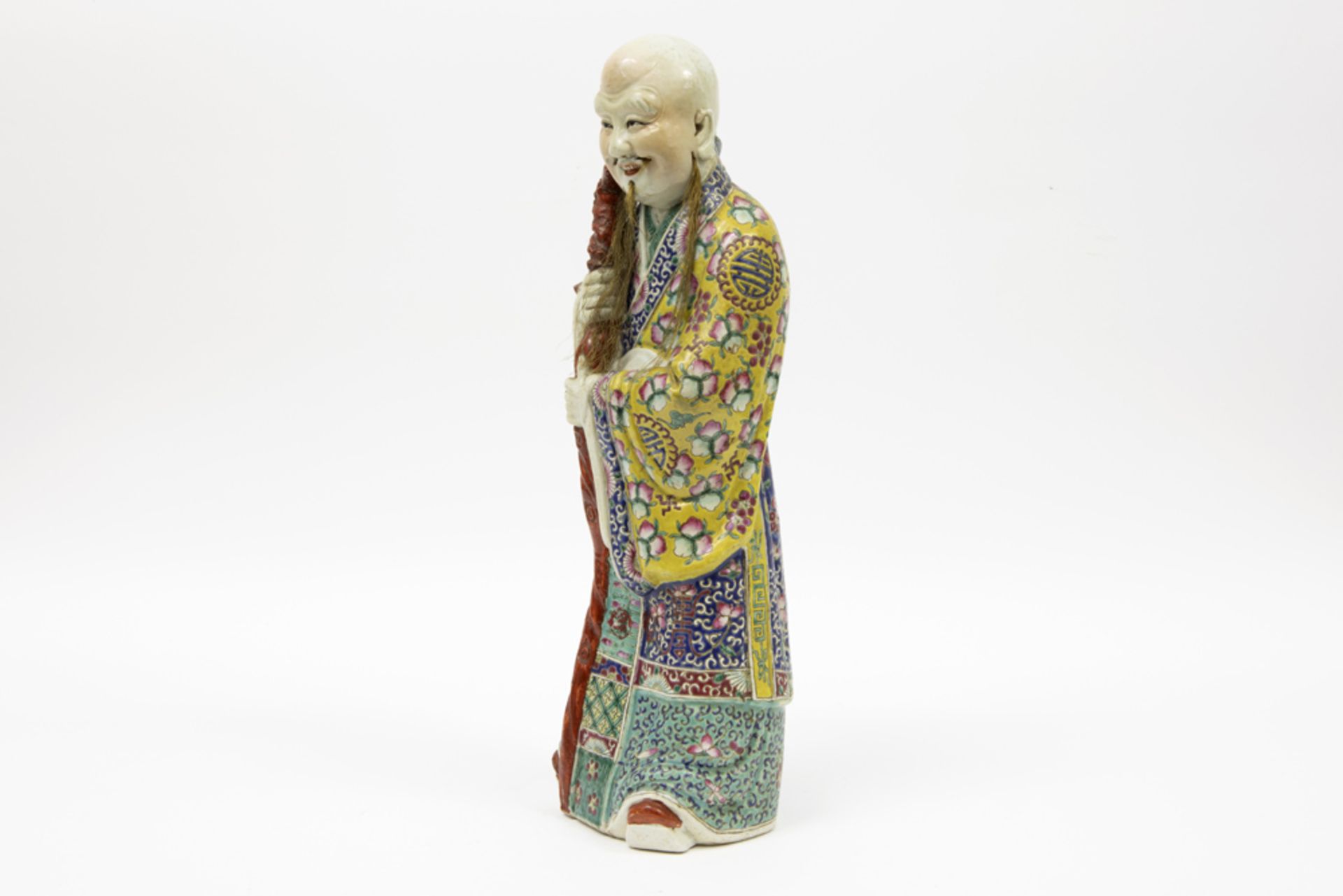 antique Chinese "Sage" sculpture in marked and polychromed porcelain || Antieke Chinese sculptuur in - Image 2 of 4