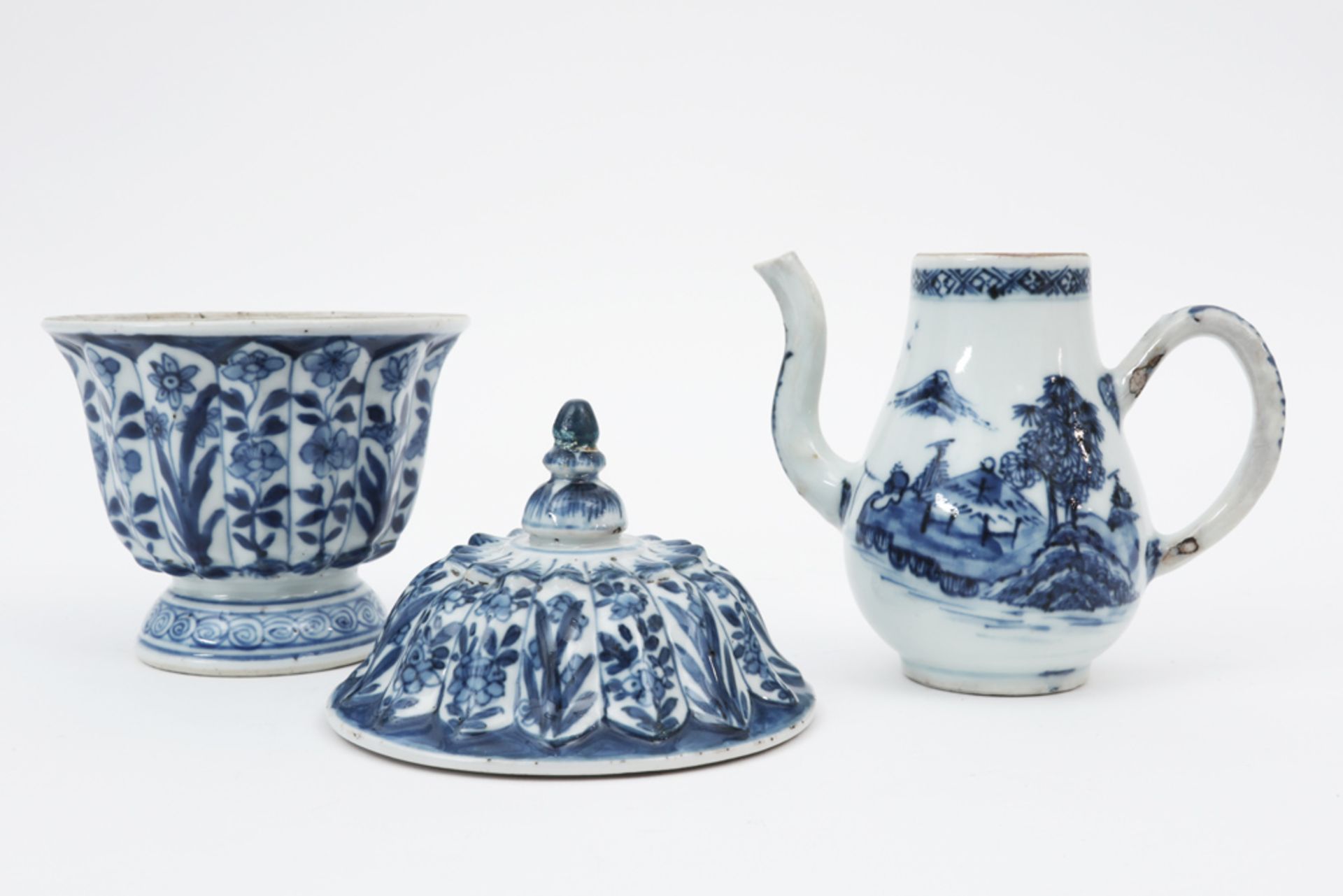 two pieces of 18th Cent. Chinese porcelain with a blue-white dcor : a small jug and a Kang Hsi - Image 2 of 4
